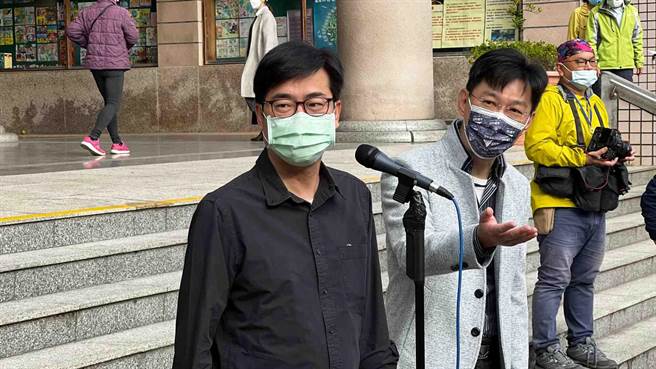 高雄市长陈其迈今（18）日早上到左营新庄国小投票，他表示，今天高雄阳光普照、气候暖和，相信投票率应该会比北部来得高。（柯宗纬摄）