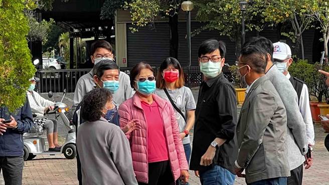 高雄市长陈其迈今（18）日早上到左营新庄国小投票，与民眾閒聊。（柯宗纬摄）