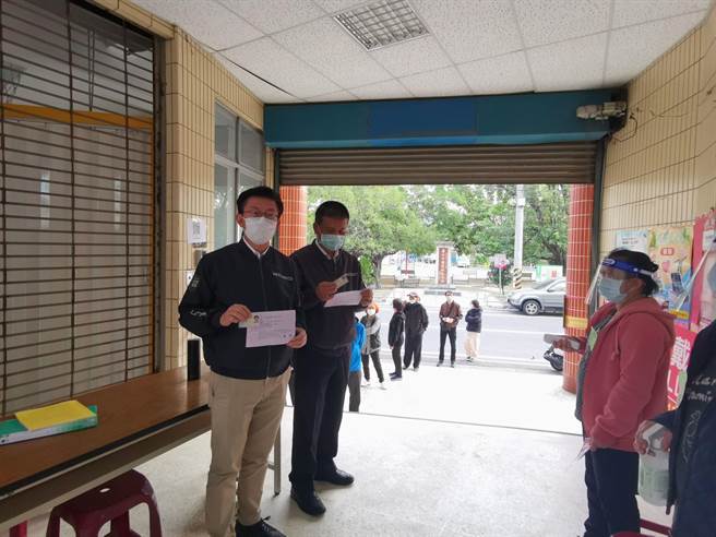 台南市立委郭国文（左）、议员林志展（左二）一早7点30分就到善化区南关里投票所排队，抢得该投票所头香。（刘秀芬摄）