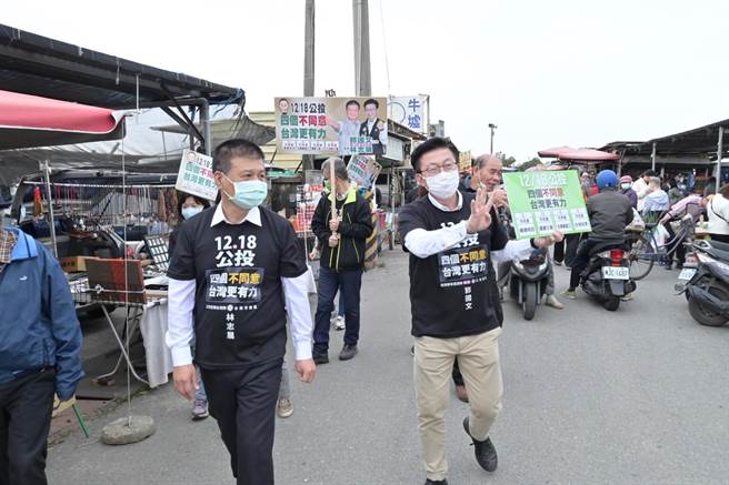 台南市立委郭国文（右）、议员林志展（左）投票后至牛墟宣传公投四个不同意。（刘秀芬摄）
