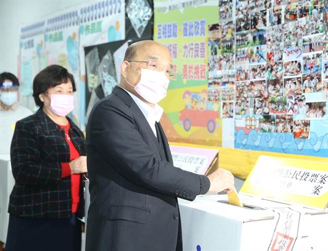 四大公投18日登场，行政院长苏贞昌（右）偕同夫人詹秀龄（左）前往树林区育林国中投票所投票。（陈怡诚摄）