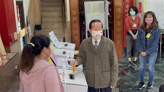 驻日代表谢长廷回高雄投票。（洪靖宜摄）