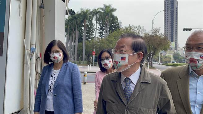 驻日代表谢长廷在管碧玲、康裕成等人陪同下投票。（洪靖宜摄）