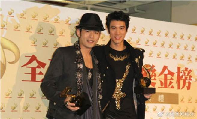 王力宏被李靓蕾毁灭式爆料后，有网友发现周杰伦马上取消关注IG疑做切割。（图／微博）