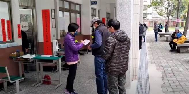 新北高工投票所现场人潮稀落。（图／黄福其）