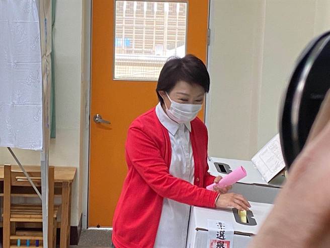 卢秀燕一早投下公投票°(张妍溱摄影)