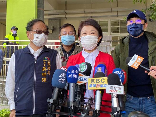 卢秀燕投票前接受媒体访问°（张妍溱摄影）