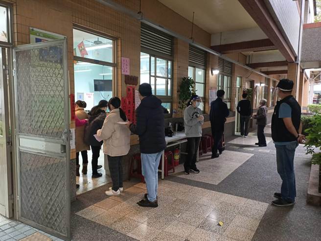 宜兰地区上午天气湿冷，出门参与公投投票的民眾并不踊跃。（胡健森摄）