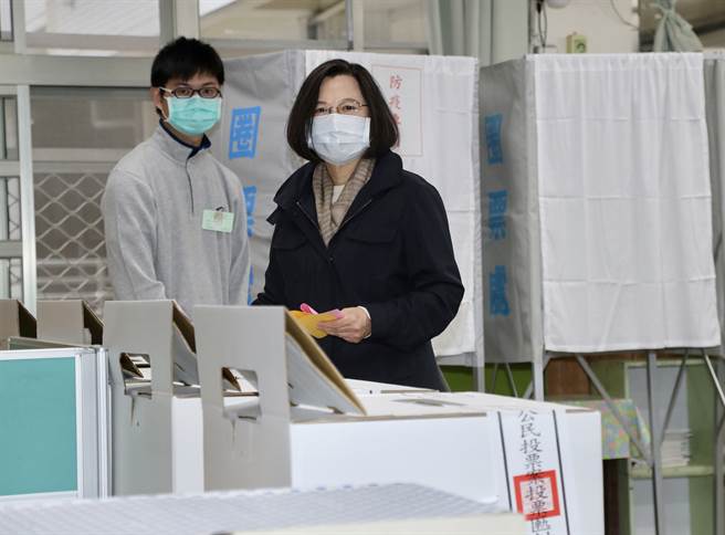 4大公投案投票18日登场，蔡英文总统前往新北市永和区秀朗国小投票。（台北市摄影记者联谊会提供）