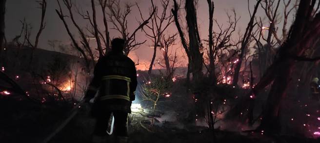 火勢受到東北季風影響蔓延相當快速，還差點燒到民宅區。（翻攝照片／李京昇苗栗傳真）