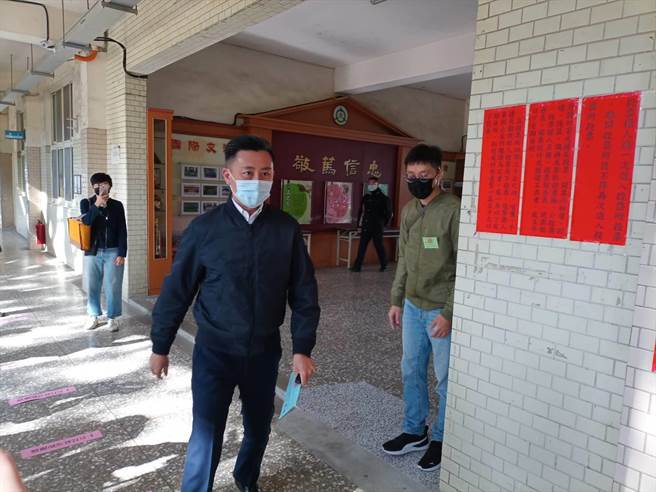 新竹市長林智堅18日上午到新竹高商投開票所投下公投票。（邱立雅攝）