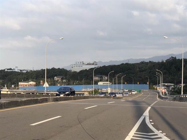 苗栗縣警局和相關單位，決定把台72線客屬大橋交岔路口等處，假日綠燈秒數延長近1倍時間。（苗栗縣警察局提供／李京昇苗栗傳真）