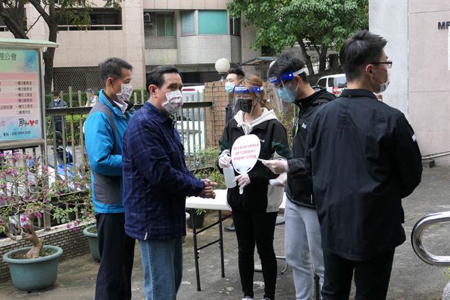 前總統馬英九上午到中華衛理公會平安堂投票。（趙婉淳攝）