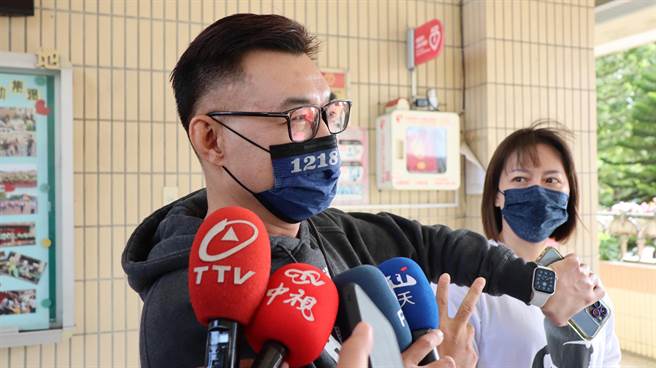 江啟臣選在10時10分投票，剛好手錶的分針、時針形成「V」字形「代表今天是人民的勝利」。（王文吉攝）