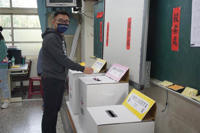 公投綁大選領銜人也是國民黨立委江啟臣前往豐村國小投票。（王文吉攝）