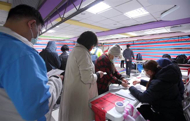 四大公投案18日登场，一早就有长者在投票所排队，准备领取公投票。（张铠乙摄）
