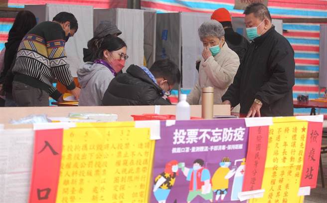 四大公投案18日登场，一早就有长者到投票所领取公投票。（张铠乙摄）
