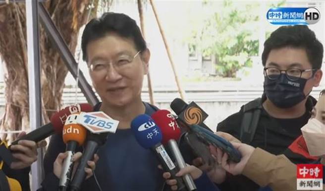 媒体人赵少康现身大安国中投票所。（取自中时新闻网直播）