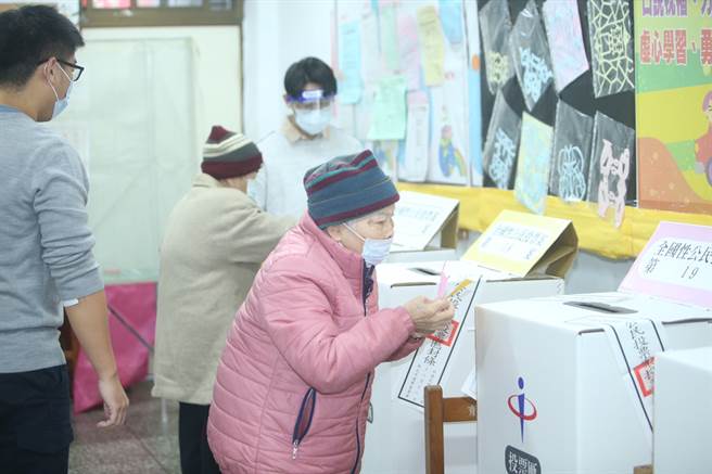 反萊豬、公投綁大選、重啟核四及珍愛藻礁四大公投18日登場，雖氣溫驟降，民眾穿上保暖衣物至投票所投票。（陳怡誠攝）