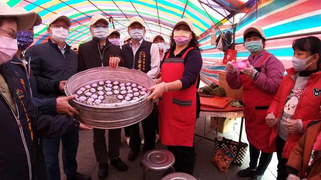 清水新中社社區發展協會18日辦理「紅龜粿復古傳奇」，吸引社區數百鄉親踴躍參與。（新中社社區發展協會提供／陳淑娥台中傳真）