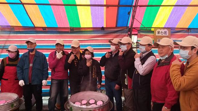 清水新中社社區發展協會18日辦理「紅龜粿復古傳奇」，吸引社區數百鄉親踴躍參與。（新中社社區發展協會提供／陳淑娥台中傳真）