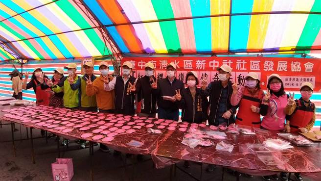 清水新中社社區發展協會18日辦理「紅龜粿復古傳奇」，吸引社區數百鄉親踴躍參與。（新中社社區發展協會提供／陳淑娥台中傳真）