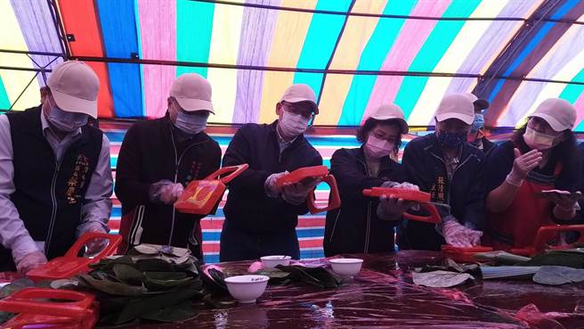 清水新中社社區發展協會18日辦理「紅龜粿復古傳奇」，吸引社區數百鄉親踴躍參與。（新中社社區發展協會提供／陳淑娥台中傳真）