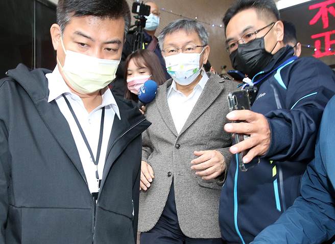 四大公投18日登場，台北市長柯文哲（右二）前往投開票所投票。（范揚光攝）