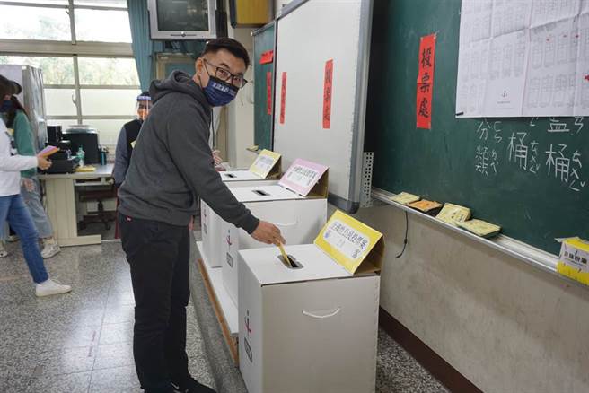 國民黨立委江啟臣上午10點左右投完公投票。（王文吉攝）
