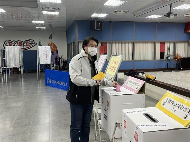 基隆市长林右昌今天上午前往四维里民活动中心投票受访时表示，会将问题向中央选委会反应。（陈彩玲摄）