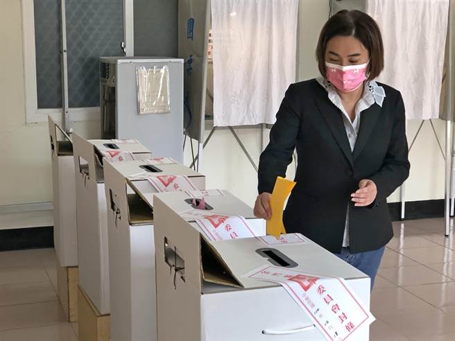 專程返鄉投票的立委陳玉珍呼籲鄉親站出來，用手中的一票展現人民力量和民主心聲。（李金生攝）