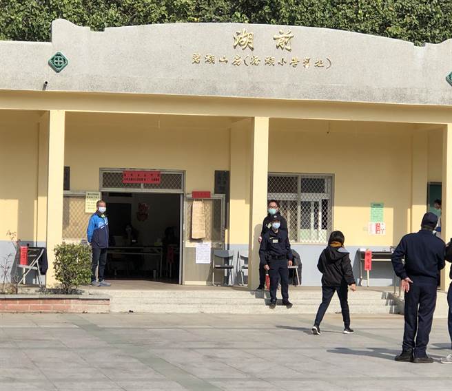 金門投票情況冷清，估計到中午以前，投票率還不到2成。（李金生攝）