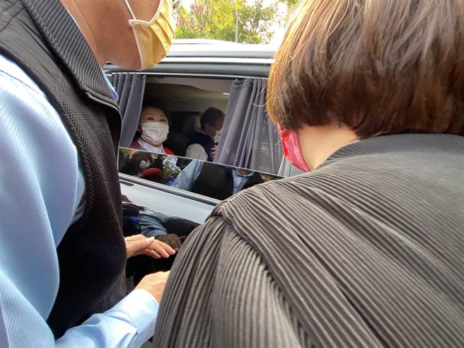 总统府资政、中社前社长刘昭惠（右）当场向卢秀燕反映。（张妍溱）