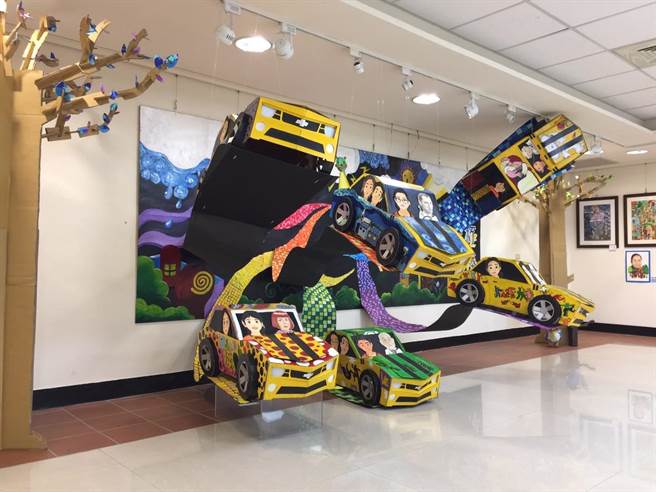 第24届侨信国小美术班毕业成果展在员林美术馆展出中，今年主题「艺‧极棒」以纸箱创作出立体跑车衝出画面，象徵艺术家们带领孩子展开丰富精采的艺术冒险旅程，充满创意和视觉震撼。（校方提供／谢琼云彰化传真）