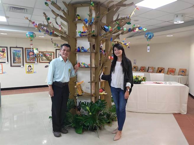 员林美术馆展场内的梁柱被巧妙以裁切纸箱的瓦楞纸包覆、构成一棵巨树造型的展示层架，充满巧思。（校方提供／谢琼云彰化传真）