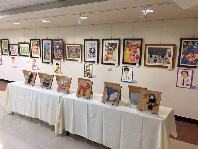 今年侨信国小美术班毕业成果展，展出作品丰富多元令人惊艷。（校方提供／谢琼云彰化传真）