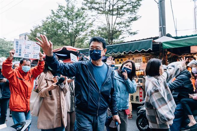 为衝刺公投投票率，中广董事长赵少康上午和台北市议员游淑慧、罗智强、徐巧芯、市议员参选人张焕霖前往五分公园和市场扫街。（摘自赵少康脸书）