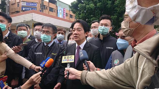 副總統賴清德（紫色領帶者）進入投開票所前，與民進黨副秘書長林飛帆（賴清德身後者）合體，再次對外宣傳公投4個不同意。（程炳璋攝）