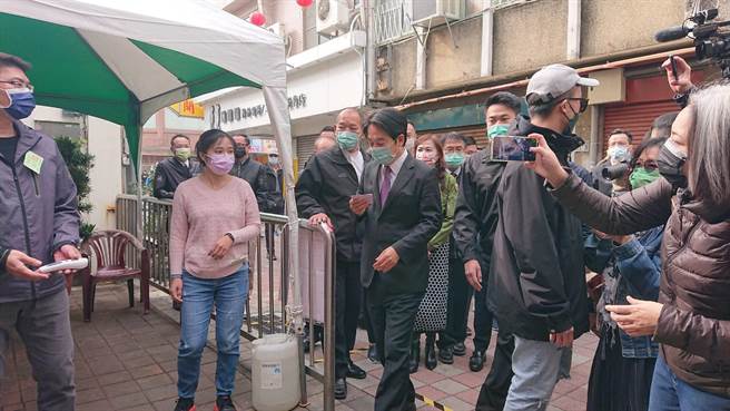 副總統賴清德（紫色領帶者）步入中西區廣州宮投開票所。（程炳璋攝）