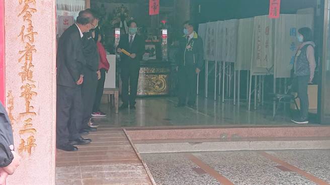 副總統賴清德將公投票投入票箱。（程炳璋攝）