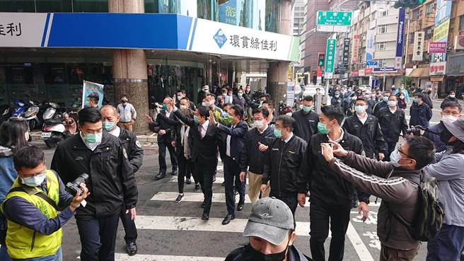 副總統賴清德（紫色領帶者）前往投開票所時，向民眾揮手致意。（程炳璋攝）