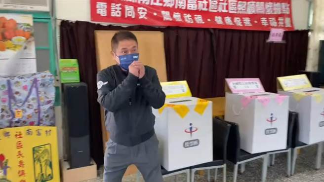 苗栗县议会议长锺东锦上午10点多完成公投投票。（锺东锦服务团队提供／李京升苗栗传真）