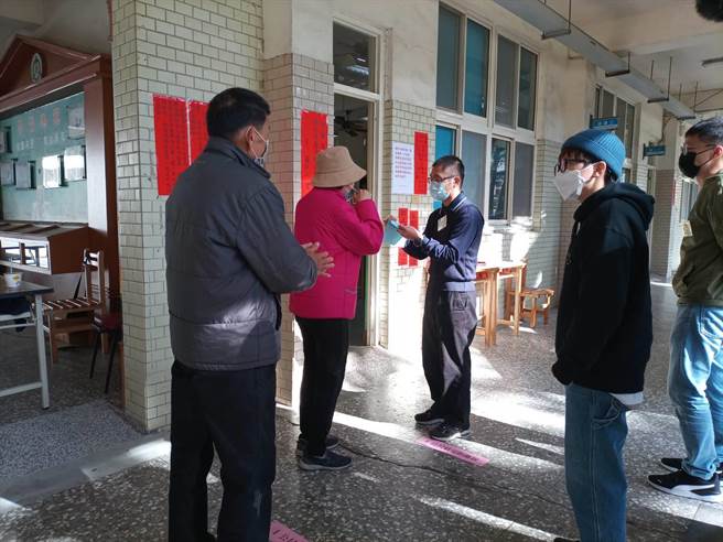 新竹市18日上午發生民眾攜出地方公投票事件，檢警已介入偵辦中。圖非當事投開票所。（邱立雅攝）