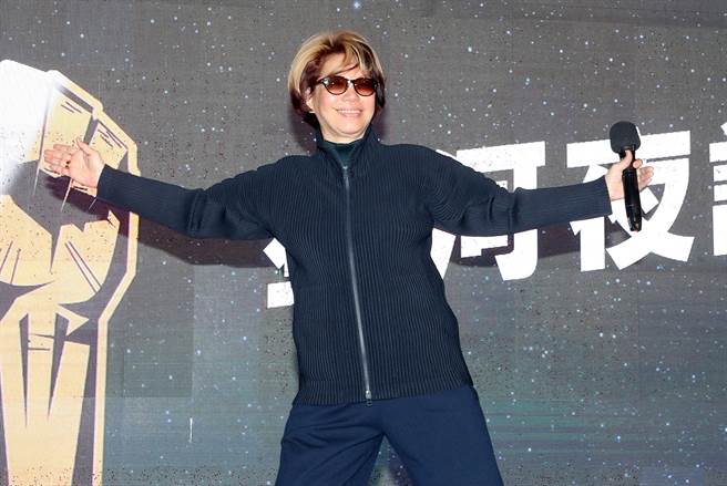 为拉高公投投票率，国民党17日在自由广场举办「民主守夜」活动，歌手蔡琴（见图）也到场献唱表达支持。（赵双杰摄）