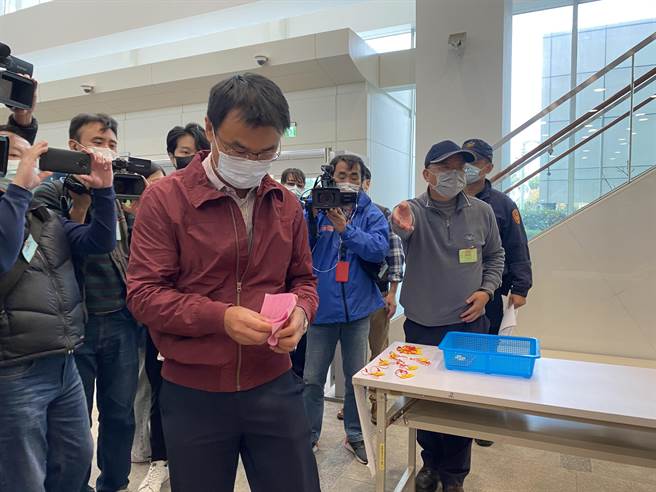 农委会主委陈吉仲18日上午到位于台中南区国资图的投票所进行公投投票。（冯惠宜摄）