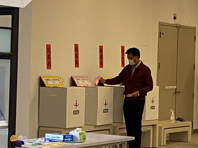 农委会主委陈吉仲18日上午到位于台中南区国资图的投票所进行公投投票。（冯惠宜摄）