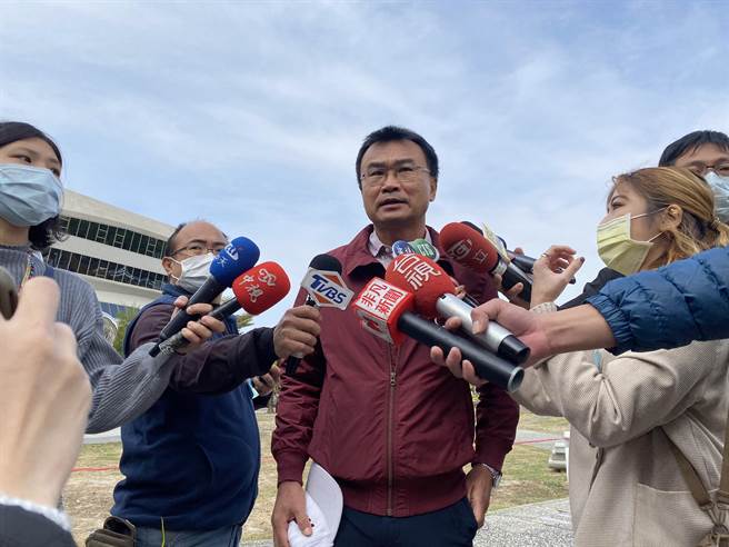 农委会主委陈吉仲18日上午到位于台中南区国资图的投票所进行公投投票，投票前也呼吁民眾踊跃去投公投票。（冯惠宜摄）