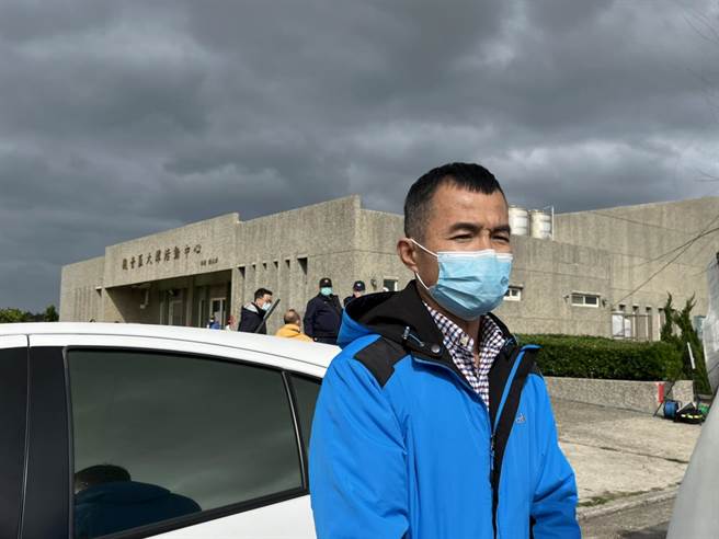 桃园市观音区在地大潭里里长彭明聪预估，大潭里约有6成居民会出来投票，且大部分人持不同意的意见。（陈梦茹摄）