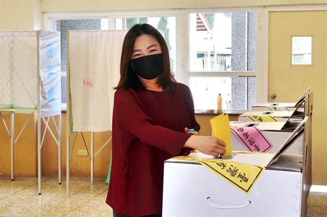 1218公投投票日登场，上午8点开始各个投开票所开始作业，但可能因为天气因素投票率不如预期，南投立委马文君中午也现身投票所。（吴建辉摄）