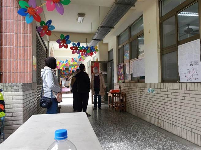 71岁顏姓妇人将选票撕毁，警方接获通报立即通知选监小组到场处理，并配合选监小组将顏女带返所制作相关资料。（民眾提供／冯惠宜台中传真）